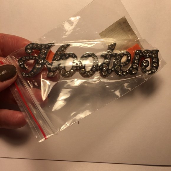 New Bundle Of 2 Hooters Girl Rhinestones Tac Pin & Hooters Girl Lips Button - Picture 7 of 8